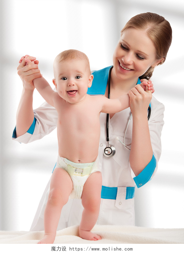 儿科医生在教婴儿走路儿科医生女医生抱着婴儿的